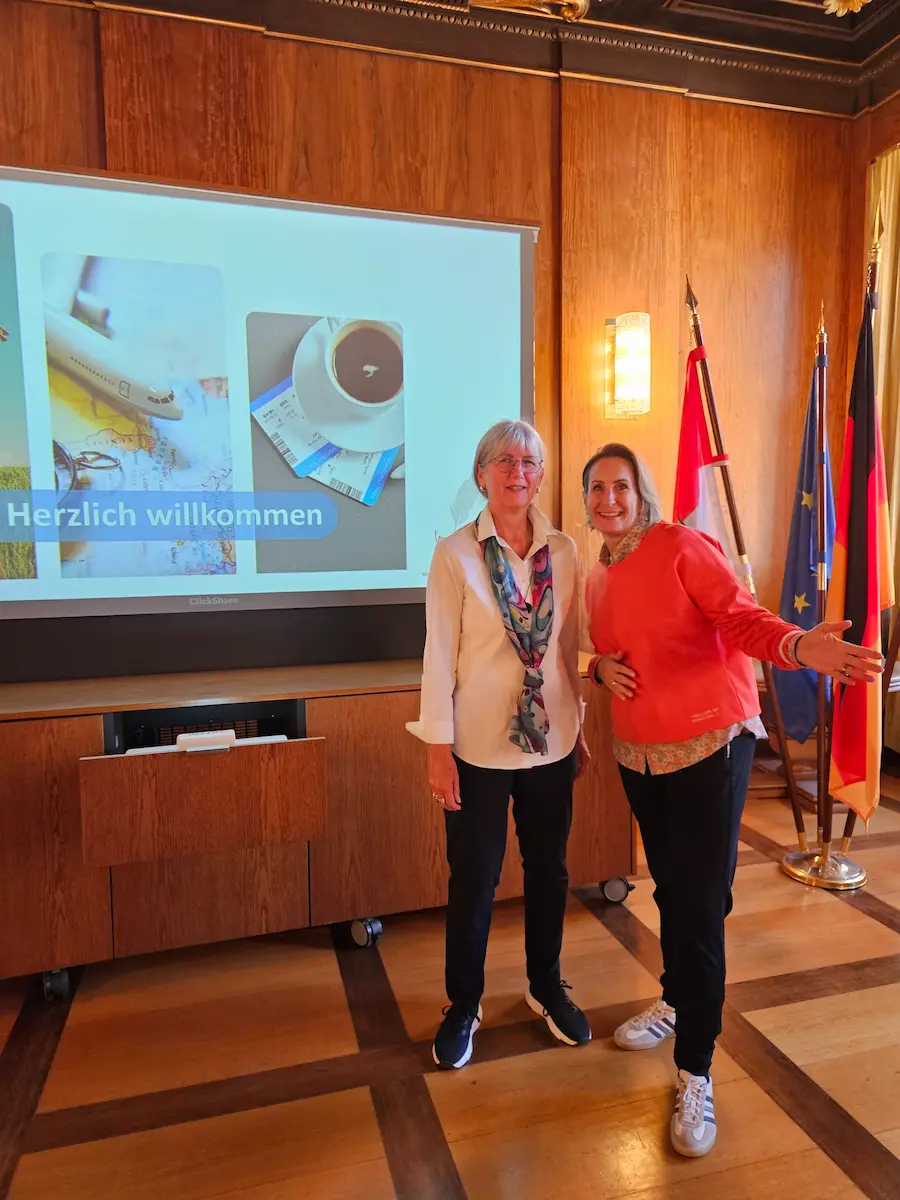 Flugkapitänin Andrea Amberge und Stefanie Beltz von der empathiewerkstatt beim Führungseinblick der Stadt Nürnberg