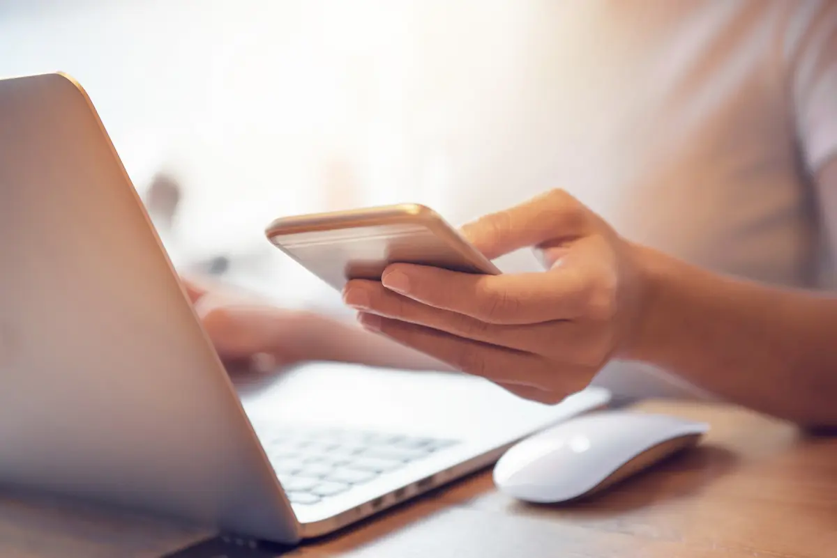elearning-gewaltfreie-kommunikation-online-lernen Teilnehmerin lernt am Laptop: eLearning Gewaltfreie Kommunikation