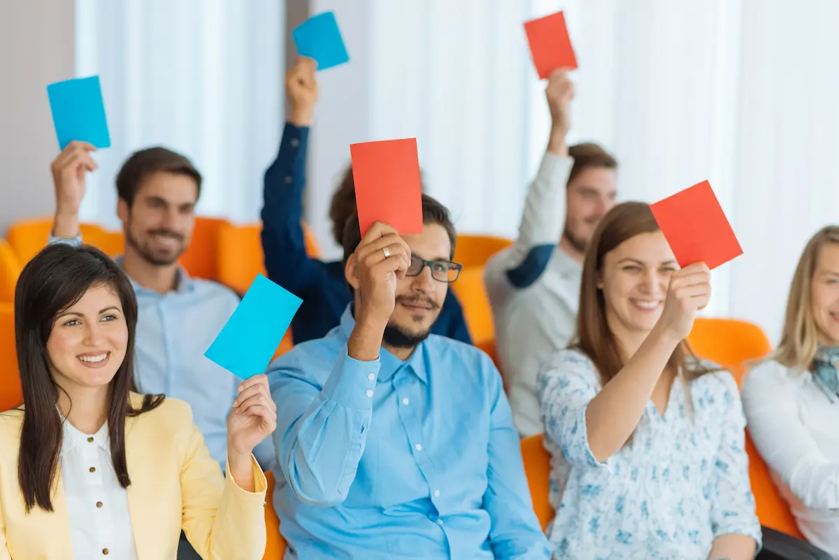 Gruppe trifft gemeinsam eine Entscheidung im Kreis: Management by Konsens