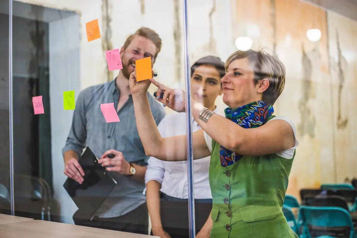 teamentwicklung-team-arbeitet-gemeinsam Team arbeitet gemeinsam an einer Aufgabe: Teamentwicklung im Unternehmen