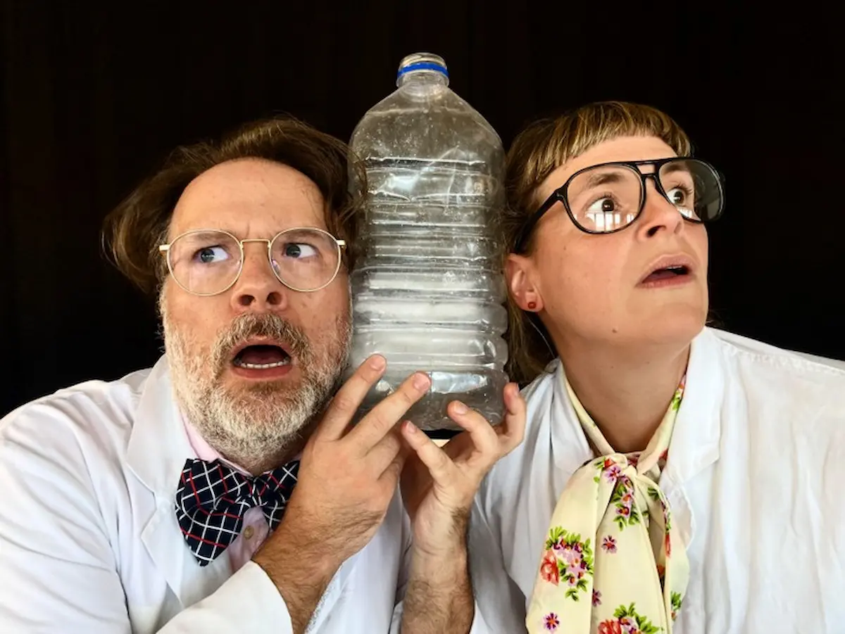 Mist, verstanden! mit Thomas Weber und Meike Hess Theaterstück Mist, verstanden! über Kommunikation: Thomas Weber und Meike Hess lauschen als Wissenschaftler an einer Wasserflasche